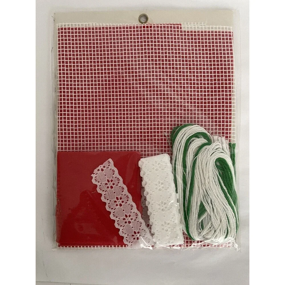 New VOGART CRAFTS Net Darning Kit Christmas Wreath Pillow Mesh Canvas 2942